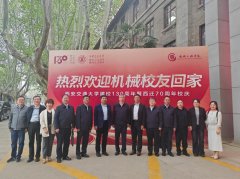 泛博返校校友参不雅交换、共话成长